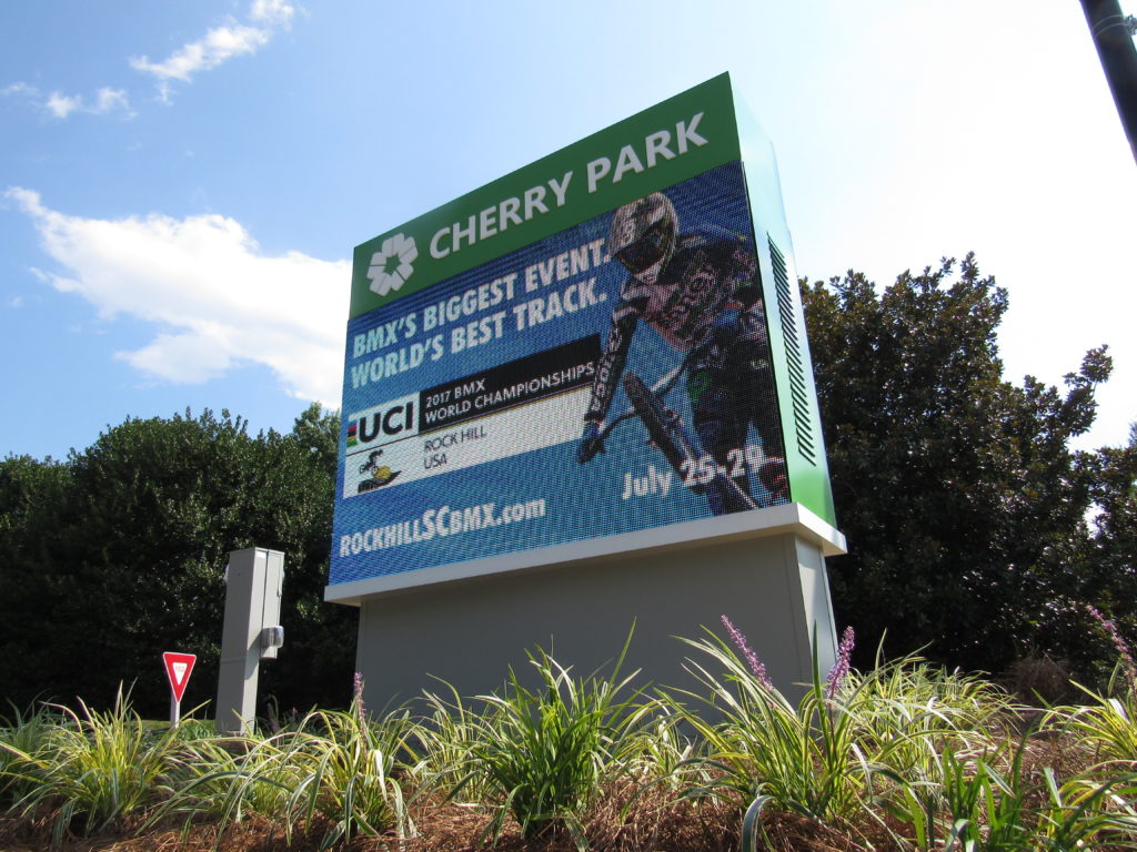 10MM 168X264 Matrix Full Color LED Signs